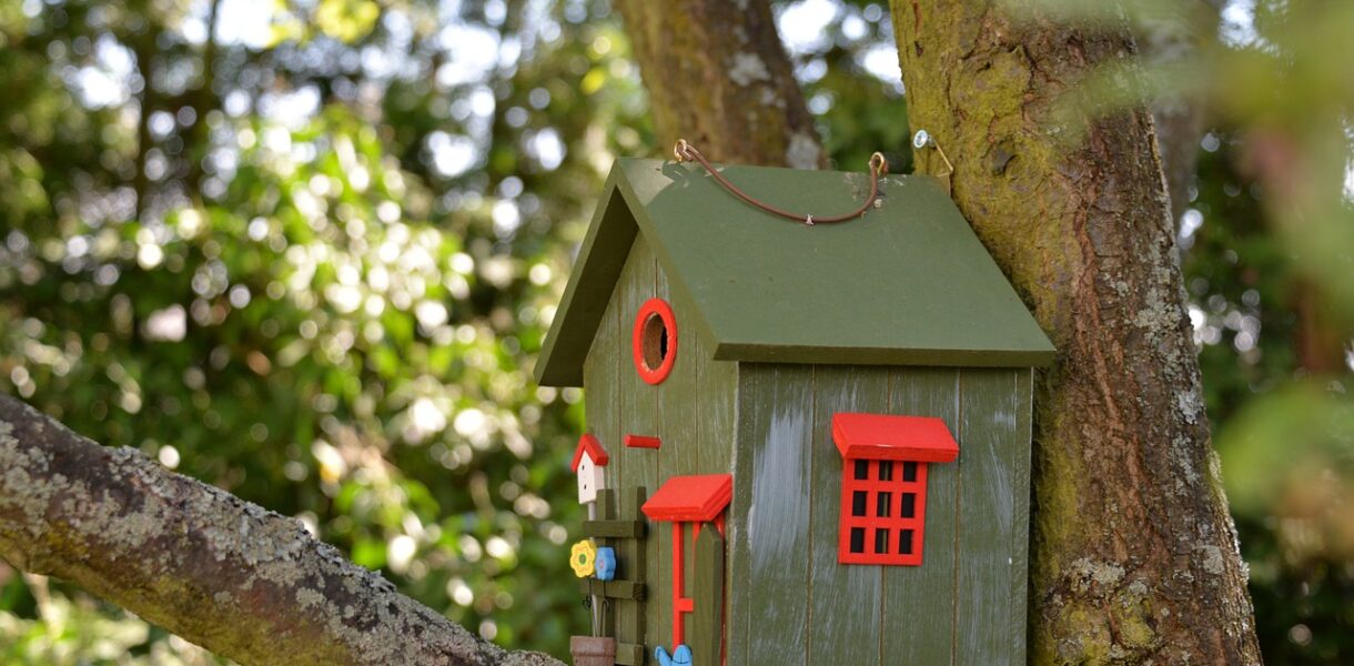 Vogelfutterhӓuser im Garten