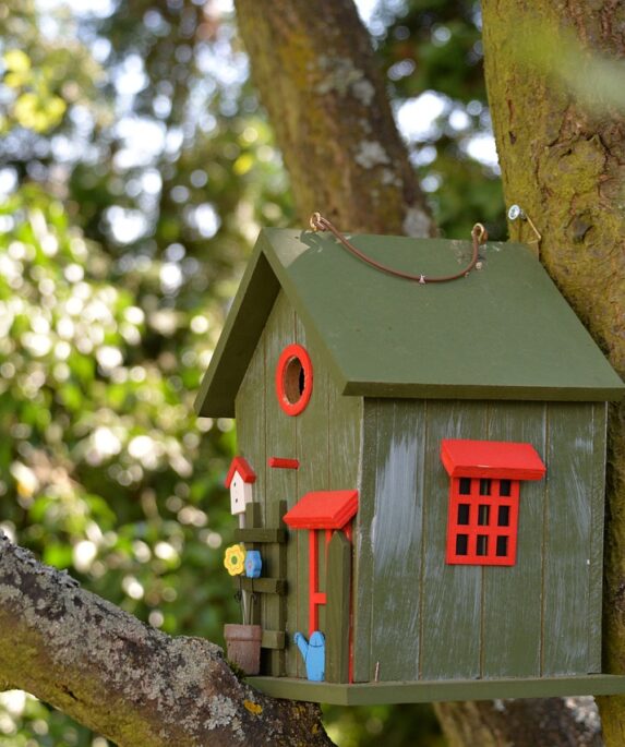 Vogelfutterhӓuser im Garten