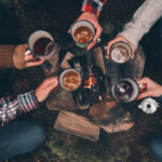 mit Bekannaten am Feuer