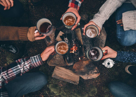 mit Bekannaten am Feuer